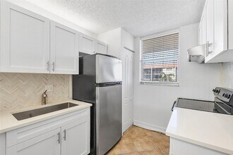 5300 NE 24th Terrace, Unit 425 in Fort Lauderdale, FL - Foto de edificio - Building Photo