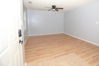 621 S Hampton Dr in Jacksonville, NC - Building Photo - Building Photo