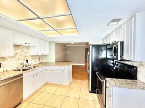 7807 Meadow Park Dr in Dallas, TX - Building Photo - Building Photo