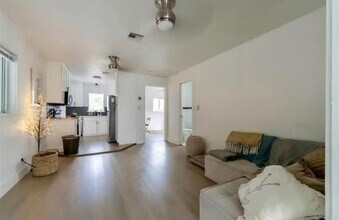 719 NE 38th St in Oakland Park, FL - Building Photo - Building Photo