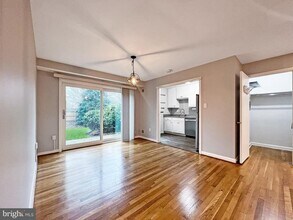 5015 Sentinel Dr in Bethesda, MD - Building Photo - Building Photo