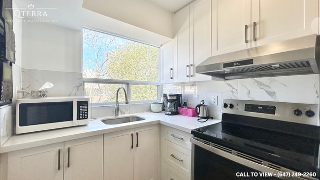 2561 Hurontario St in Mississauga, ON - Building Photo - Building Photo