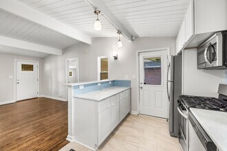 1185 Oakfield Dr SE in Atlanta, GA - Building Photo - Building Photo