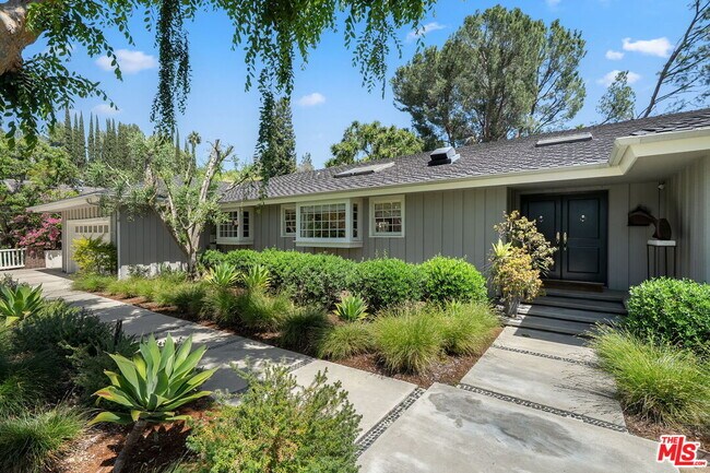 4658 Del Moreno Dr in Los Angeles, CA - Building Photo - Building Photo