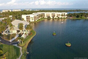 221 NE Plantation Rd in Stuart, FL - Building Photo