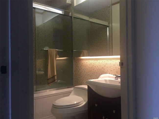 301 E 79th St-Unit -20D in New York, NY - Building Photo - Building Photo