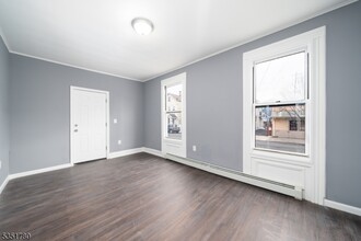206 Clark Pl in Elizabeth, NJ - Foto de edificio - Building Photo