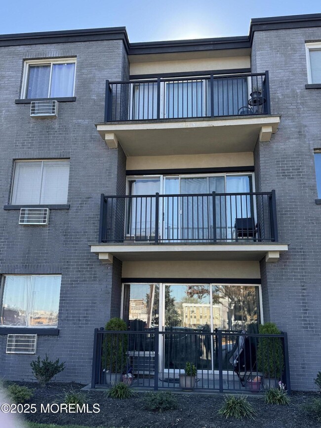 21 Leroy Pl in Red Bank, NJ - Building Photo - Building Photo