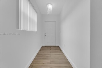 2176 NW 64th St in Miami, FL - Foto de edificio - Building Photo