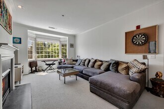1 King Philip Dr in West Hartford, CT - Building Photo - Building Photo