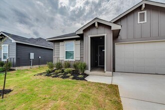320 Yosemite Dr in Kyle, TX - Building Photo - Building Photo