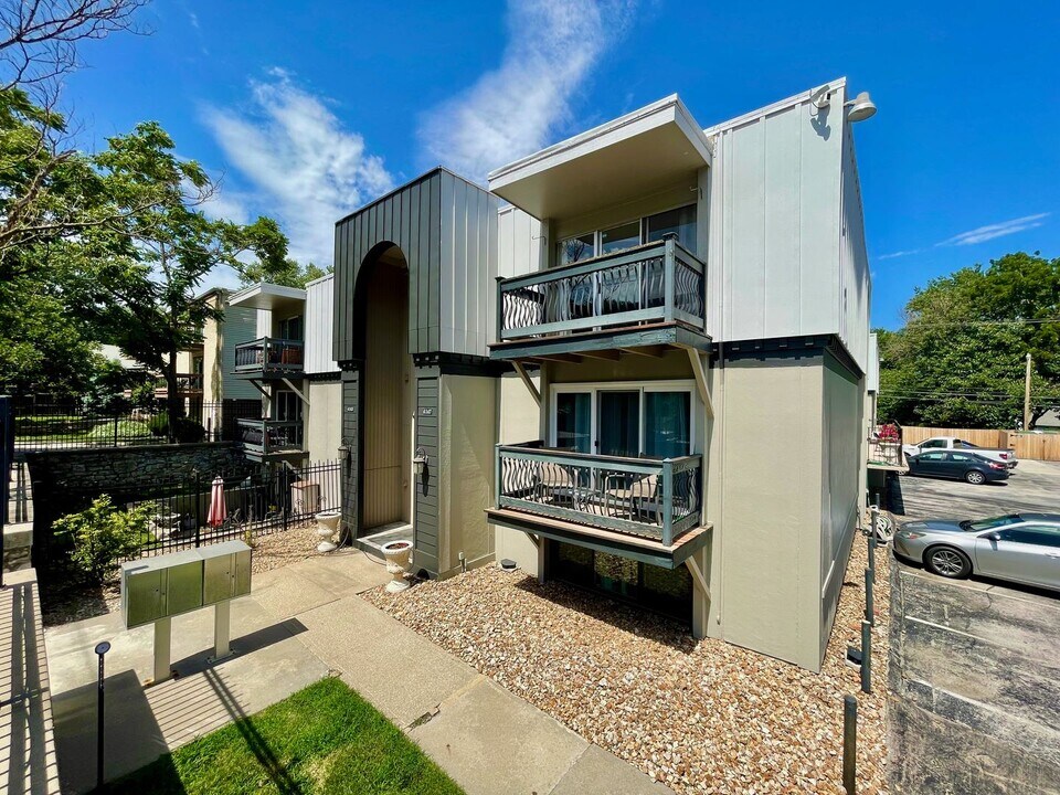 4147 Roanoke Rd in Kansas City, MO - Building Photo