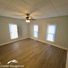 724 E Crawford St in Clay Center, KS - Building Photo - Building Photo