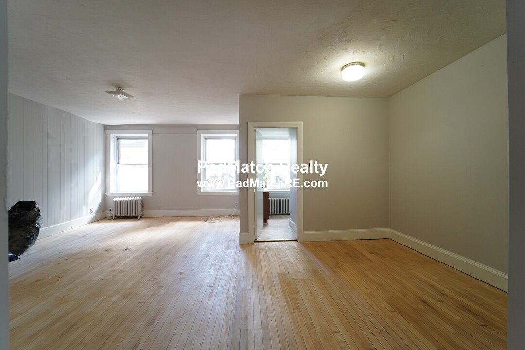 142 Davis Ave in Brookline, MA - Building Photo