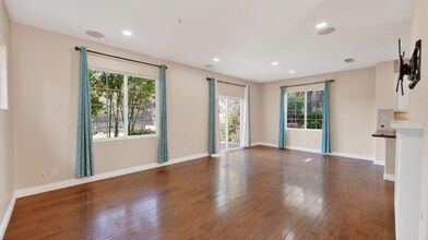 63 Potters Bend in Mission Viejo, CA - Foto de edificio - Building Photo