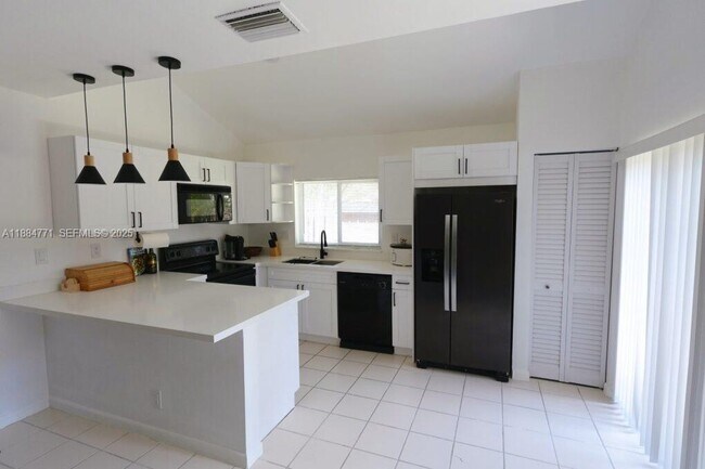 702 Commodore Dr in Plantation, FL - Building Photo - Building Photo