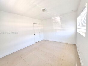 1542 NE 109th St in Miami, FL - Building Photo - Building Photo