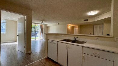 7808 Sonoma Springs Cir-Unit -105 in Greenacres, FL - Building Photo - Building Photo