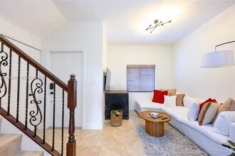 17815 NW 74th Ct in Hialeah, FL - Foto de edificio - Building Photo