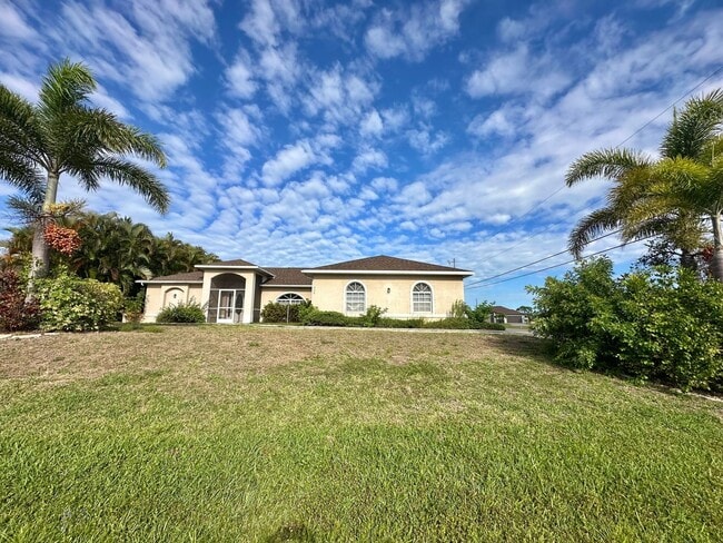300 SW 24th Pl in Cape Coral, FL - Building Photo - Building Photo
