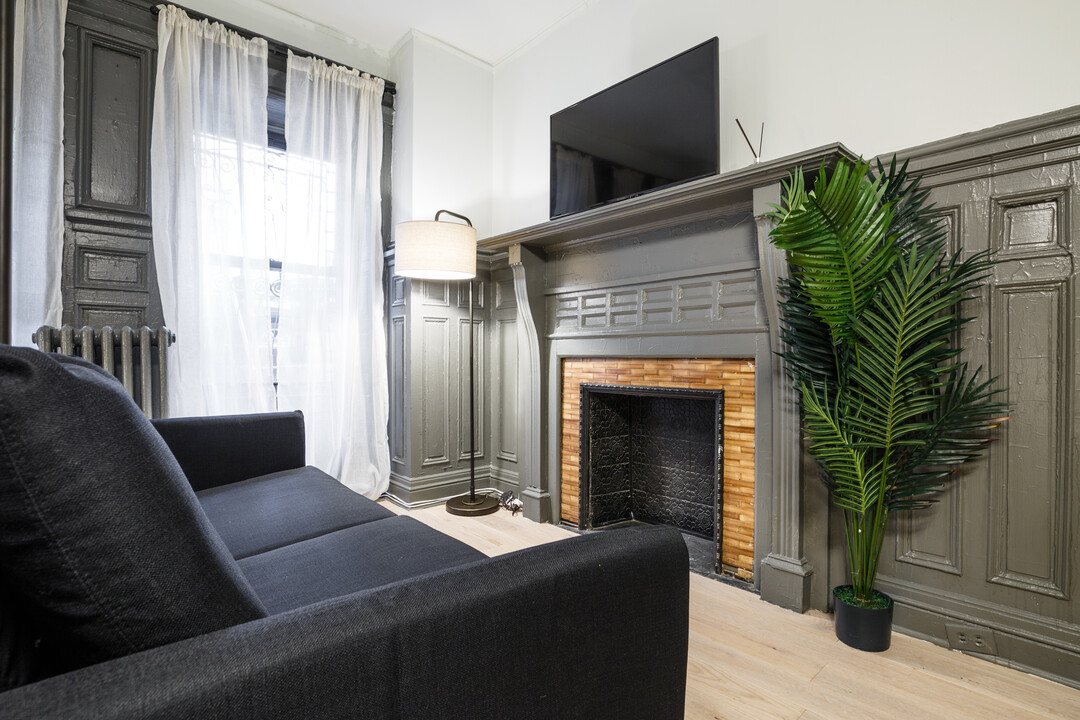 154 W 76th St in New York, NY - Building Photo