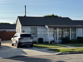 2061 Lomina Ave in Long Beach, CA - Building Photo