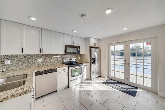 5900 N Farragut Dr in Hollywood, FL - Foto de edificio - Building Photo