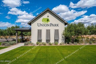 1976 W Kinfield Trail in Phoenix, AZ - Building Photo - Building Photo