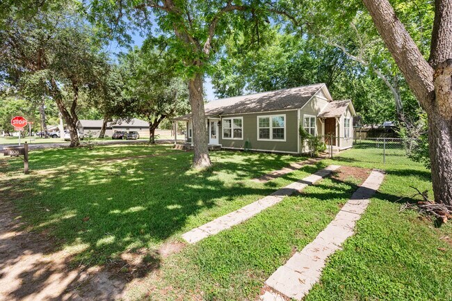 1036 Jackson St in Columbus, TX - Building Photo - Building Photo