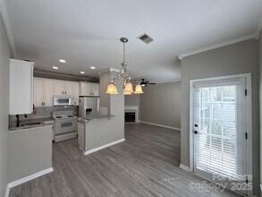 2043 Lennox Square Rd in Charlotte, NC - Building Photo - Building Photo
