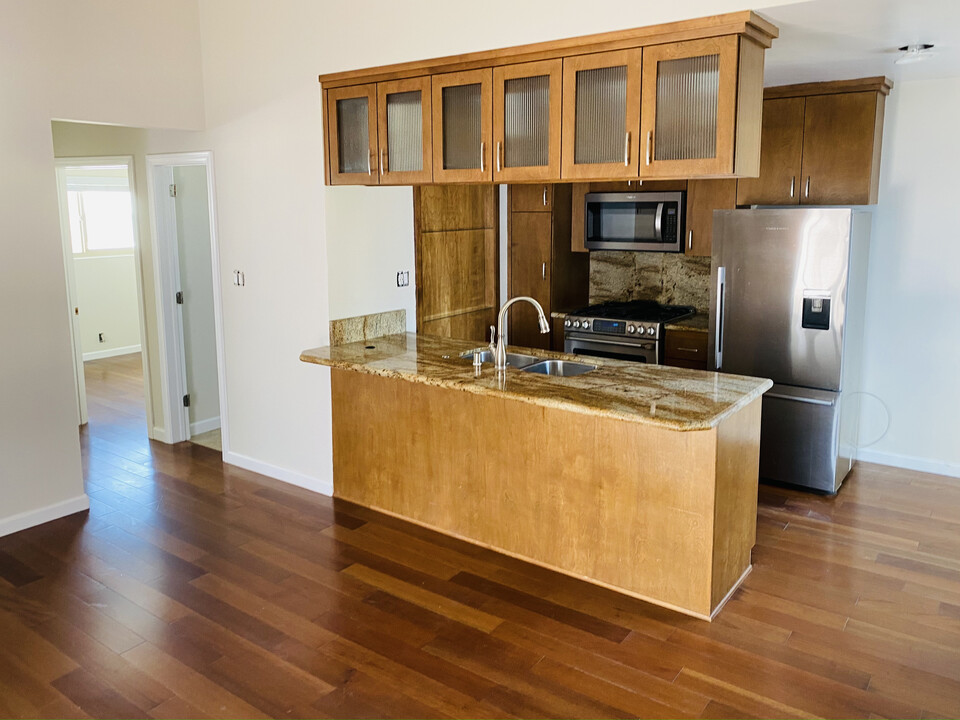 302 N Catalina Ave in Redondo Beach, CA - Building Photo