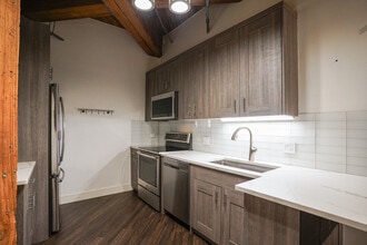 225 W Huron St, Unit 301 in Chicago, IL - Foto de edificio - Building Photo