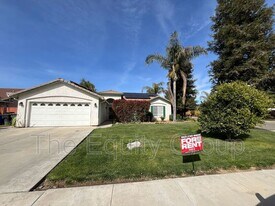 1672 W Julieanne Ave in Porterville, CA - Building Photo