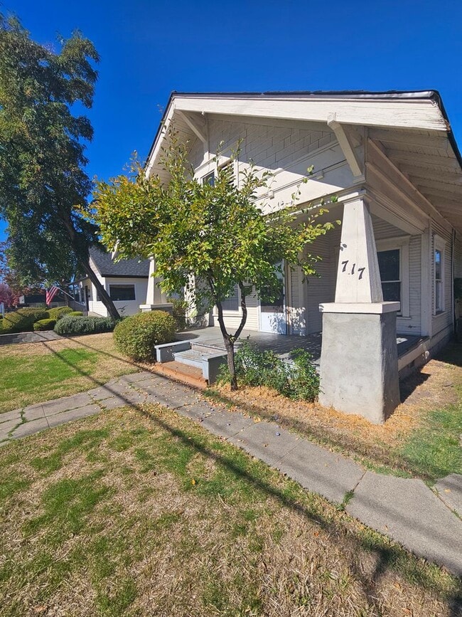 717 E Jackson St in Medford, OR - Building Photo - Building Photo