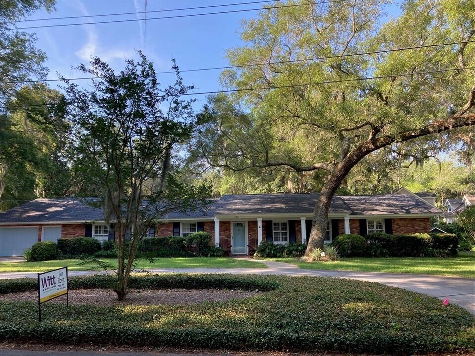 301 Rivera Dr in St. Simons Island, GA - Building Photo