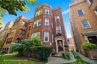 2045 W Farragut Ave in Chicago, IL - Foto de edificio - Building Photo