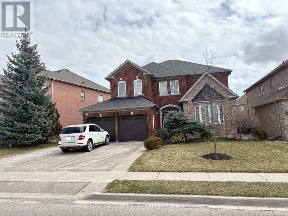 60 St Hubert Dr in Brampton, ON - Building Photo