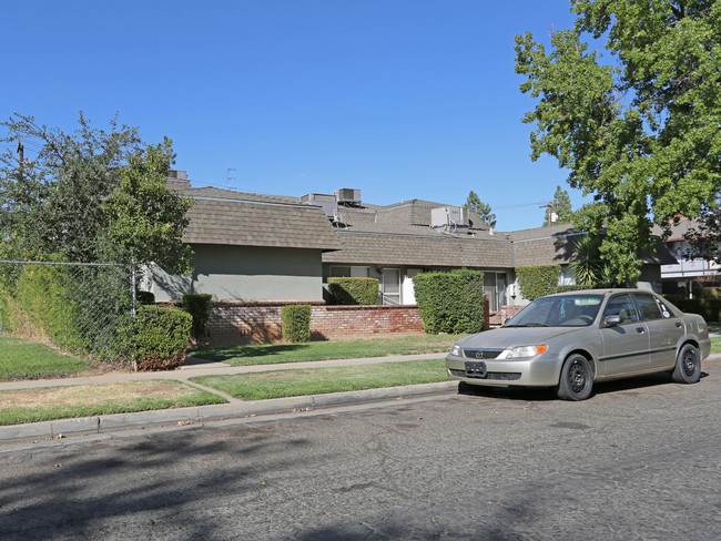 3213-3327 E Sierra Madre Ave in Fresno, CA - Foto de edificio - Building Photo