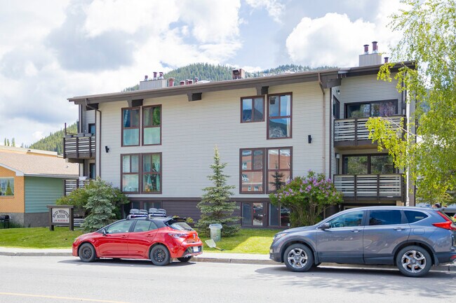 126 Beaver St in Banff, AB - Building Photo - Building Photo