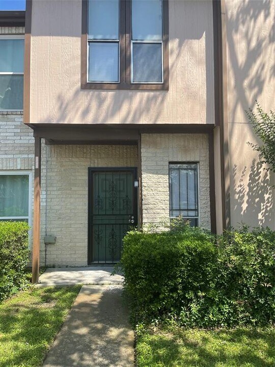12400 Brookglade Cir in Houston, TX - Building Photo