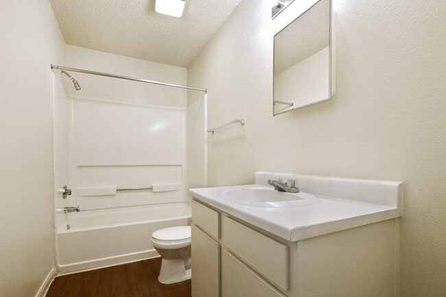 Meadowbrook Plaza Apartments in Houston, TX - Building Photo - Building Photo