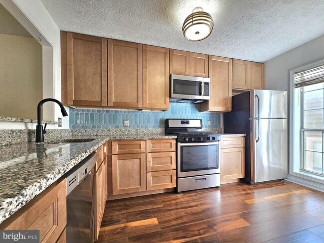 7660 Willow Point Dr in Falls Church, VA - Building Photo - Building Photo