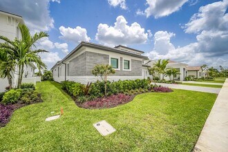 9520 St Germain Dr in Palm Beach Gardens, FL - Foto de edificio - Building Photo