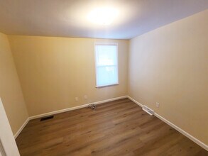 137 Long Hill Ave in Shelton, CT - Foto de edificio - Building Photo