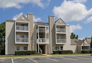 Stonebridge Apartments in Chesapeake, VA - Foto de edificio - Building Photo