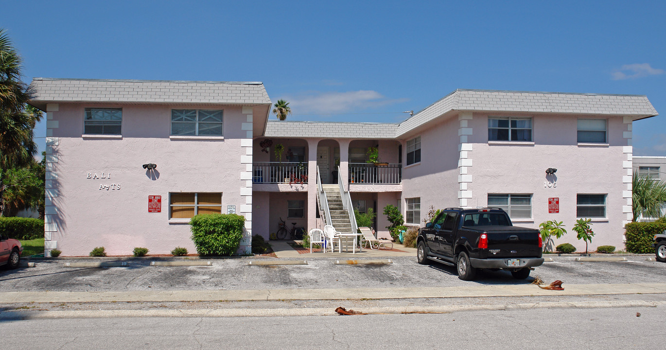 Bali Apartments in St Pete Beach, FL - Foto de edificio