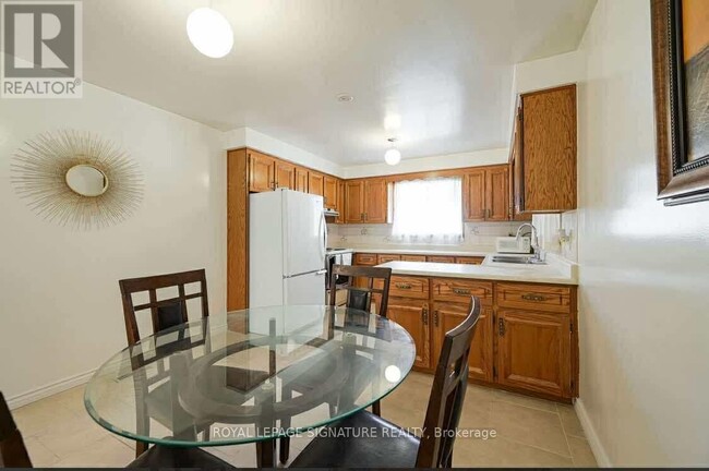 570 Louis Dr in Mississauga, ON - Building Photo - Building Photo