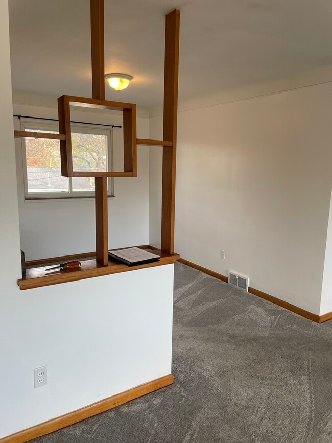 2192 Vernier Rd in Grosse Pointe Woods, MI - Building Photo - Building Photo