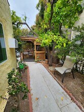 2321 N Beachwood Dr in Los Angeles, CA - Building Photo - Building Photo
