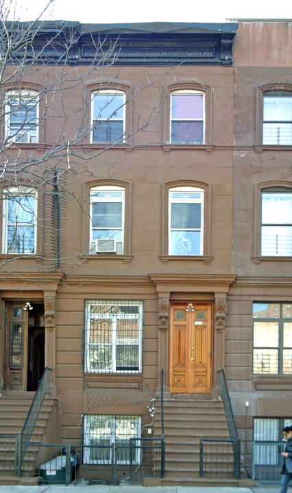 324 E 120th St in New York, NY - Building Photo